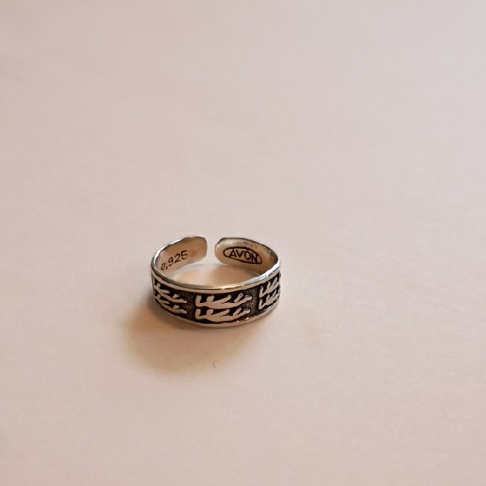 Avon toe ring